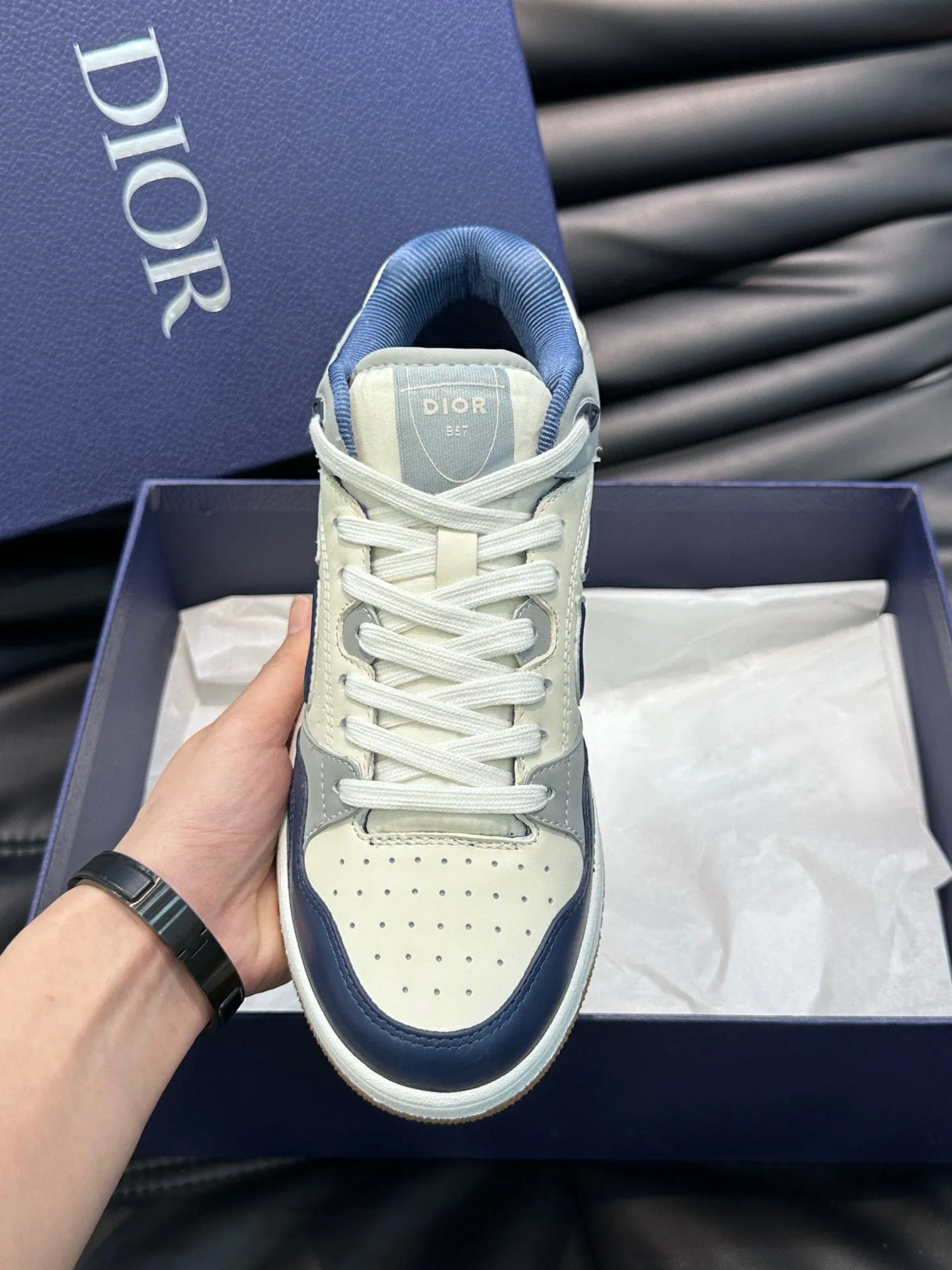 Ex-factory price: 440💰DIOB57 mid-top sneakers are shipped. This B57 mid-top sneaker is a new product in the 2024 spring men's wear series. It reinterprets the basketball shoe design and has become a classic item of Dior. Mid-top lace-up style crafted from color-blocked cow leather with contrasting suede and a CD logo displayed on the side. The tongue is decorated with the Dior B57 logo, and various distinctive details enhance the style. The CD logo eyelet details, upper stitching and rubber panels highlight the dynamic charm of its sports style. With two-color rubber sole, mesh fabric lining and cotton lining for foot padding, the upper foot is comfortable and breathable. Can be paired with a variety of clothing to create a sophisticated look. Code 38-44, (45 can be customized)